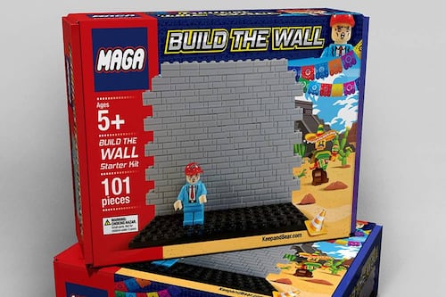 Esta imitación de LEGO construye un muro contra los migrantes