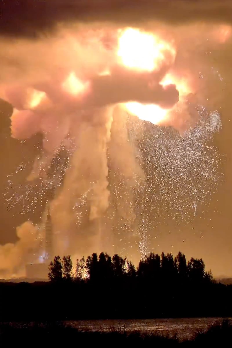Un cohete New Glenn de Blue Origin explota durante una prueba de motores, el jueves 28 de mayo de 2026,