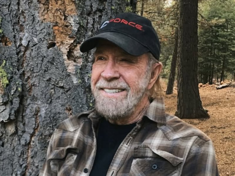 La última fotografía que publicó Chuck Norris previo a su muerte