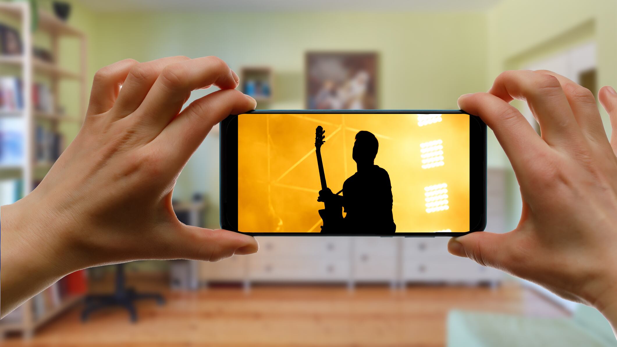 El Aura Z edición especial Billboard se destaca por ser un dispositivo muy completo con triple cámara de 50 megapíxeles y además, trae audífonos True Wireless para complacer a todos los melómanos.