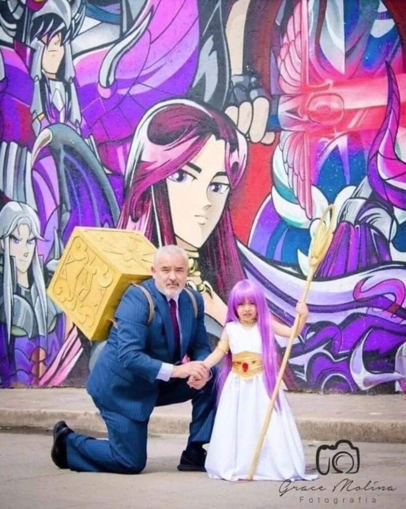 Cosplay Athena y su abuelo