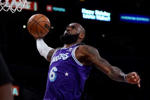 LeBron James y Nike unen fuerzas en un nuevo homenaje a los Lakers con las LeBron 4 ‘Eggplant’