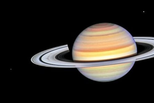 El telescopio Hubble encontró unas sombras misteriosas en los anillos de Saturno