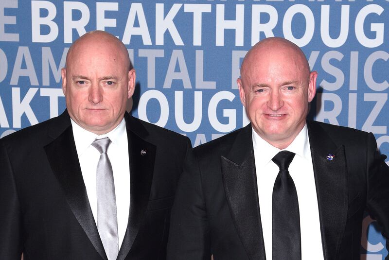 Los astronautas de la NASA, los gemelos Scott (izquierda) y Mark Kelly, durante un evento de 2016.