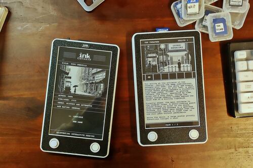 Es una consola portátil que funciona con cartuchos, pero sus videojuegos son libros interactivos