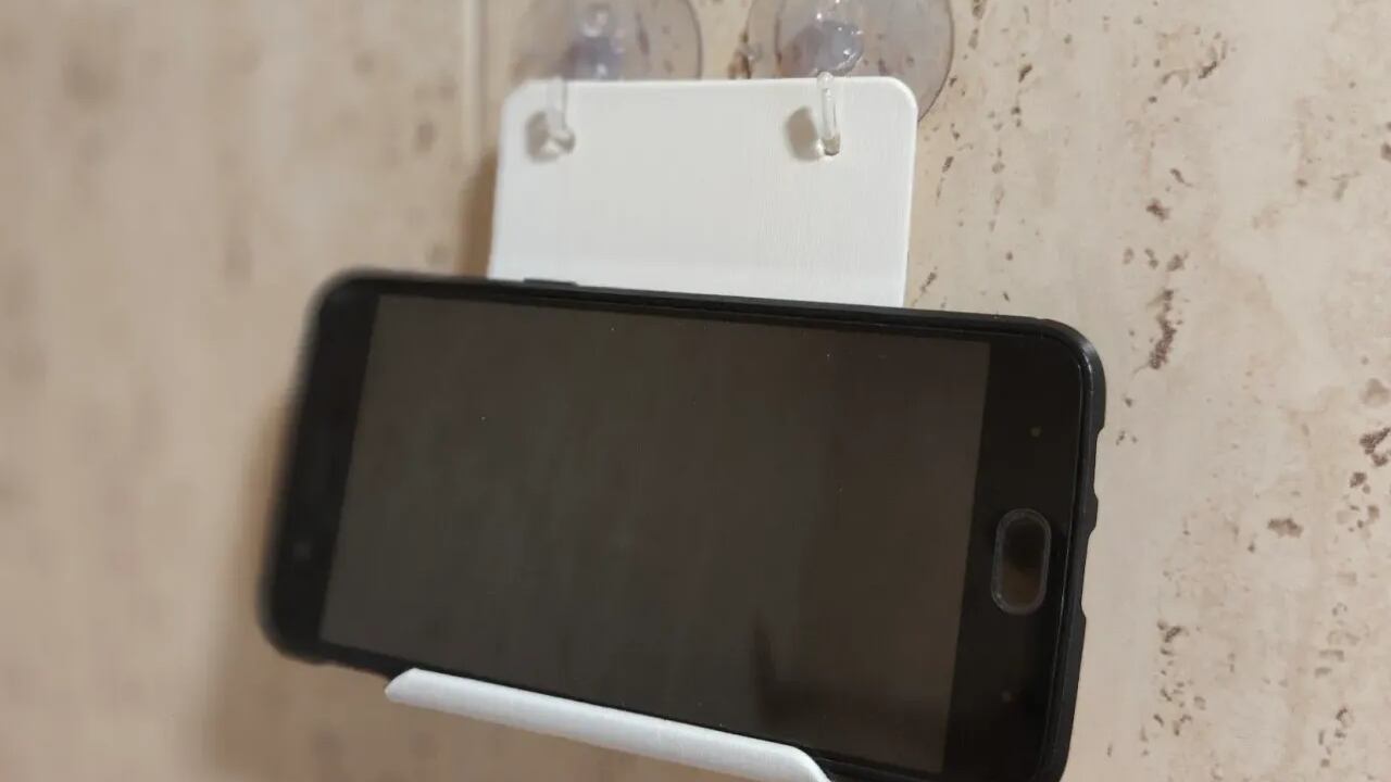 Usar tu celular para escuchar música en el baño puede ser peligroso para el propio smartphone y hasta el usuario.