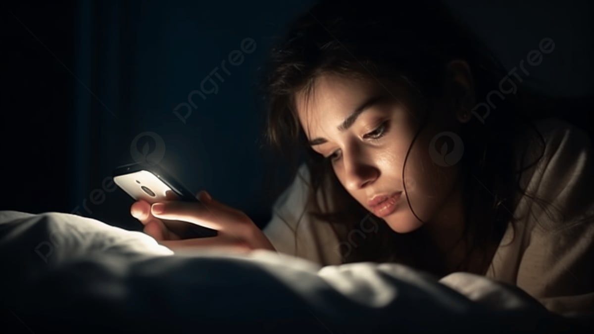 Utilizar tu celular o smartphone en la cama no es un hábito recomendable que puede afectar la calidad de tu sueño y cómo rindes a diario.