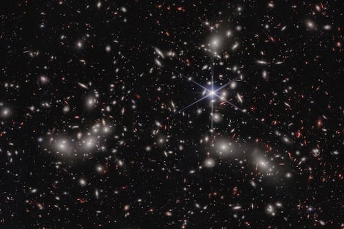 Telescopio Espacial James Webb captura 7 mil galaxias en una sola imagen y explica la distancia entre ellas