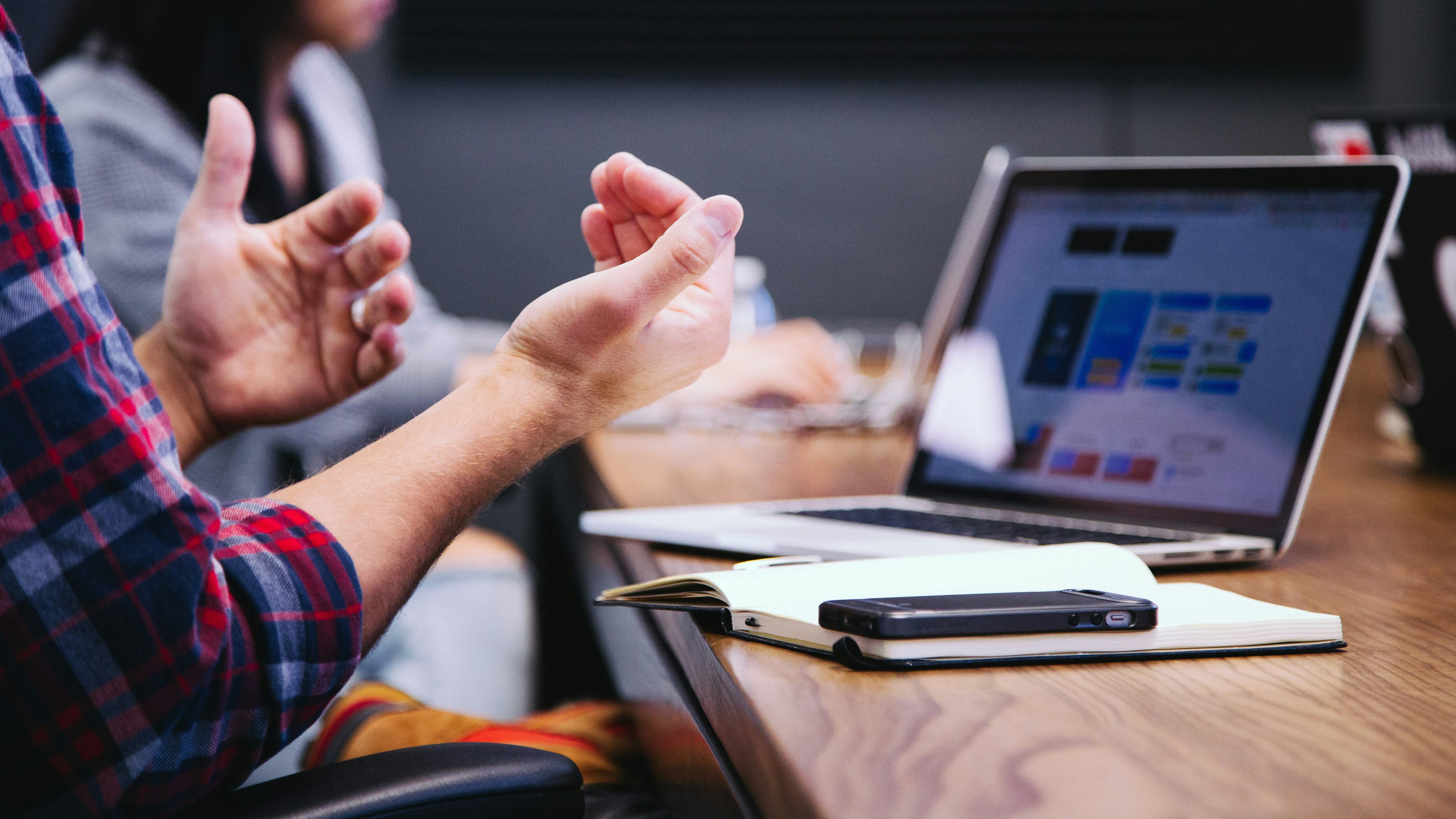 Las herramientas de inteligencia artificial para la creación de diapositivas no solo permiten a los usuarios ahorrar tiempo, sino que también garantizan la creación de presentaciones profesionales y atractivas.