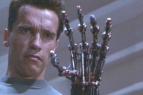 Arnold Schwarzenegger celebra a James Cameron mostrando storyboard original de Terminator