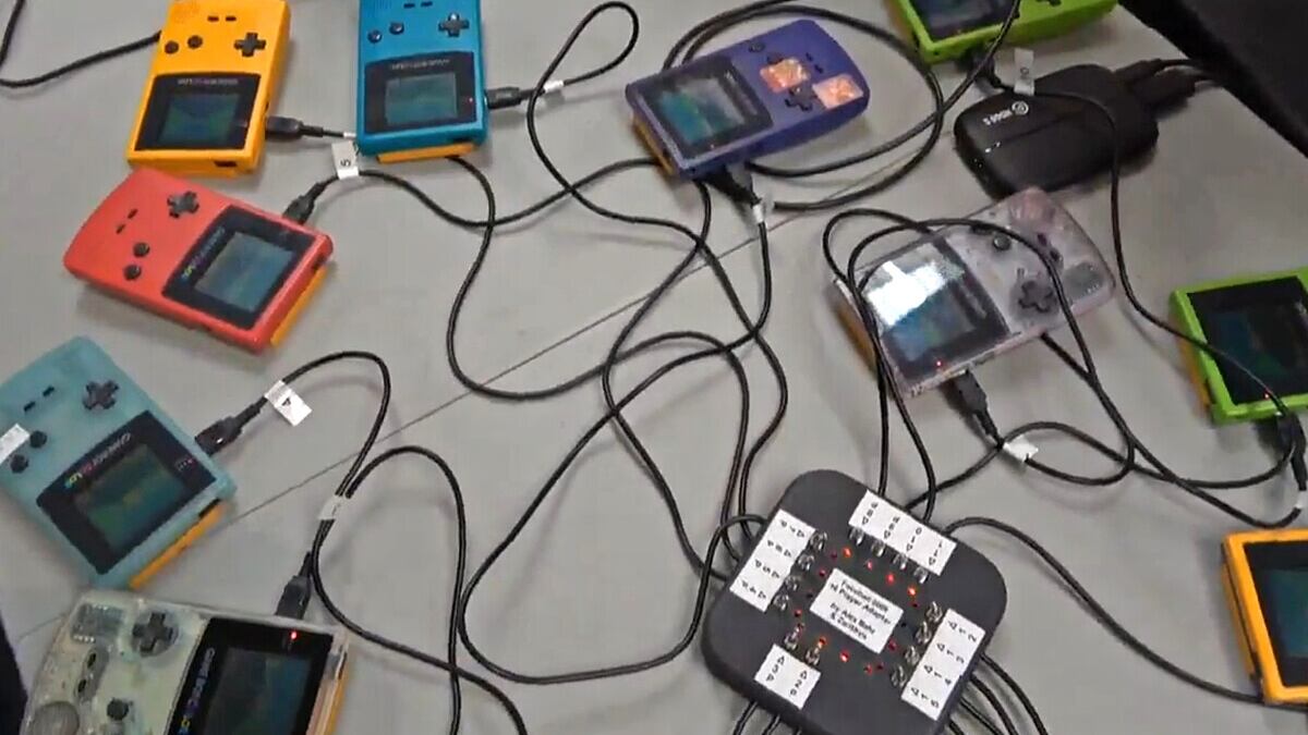 Se conectaron 16 game boy para jugar faceball 2000 en multijugador