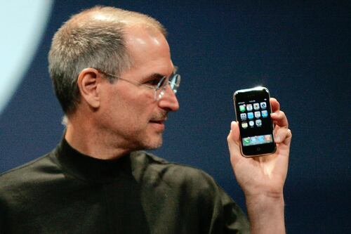 El fondo de pantalla que usó Steve Jobs al presentar el primer iPhone está escondido en iOS 16 y así puedes instalarlo