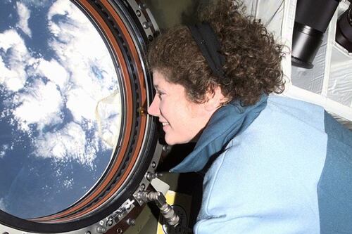 Quién es Susan Helms: La astronauta militar que batió el récord del paseo espacial más largo