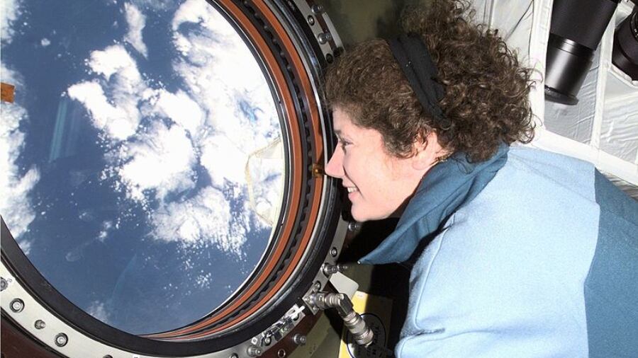 Susan Helms observa desde la ventana nadir de la ISS. | NASA