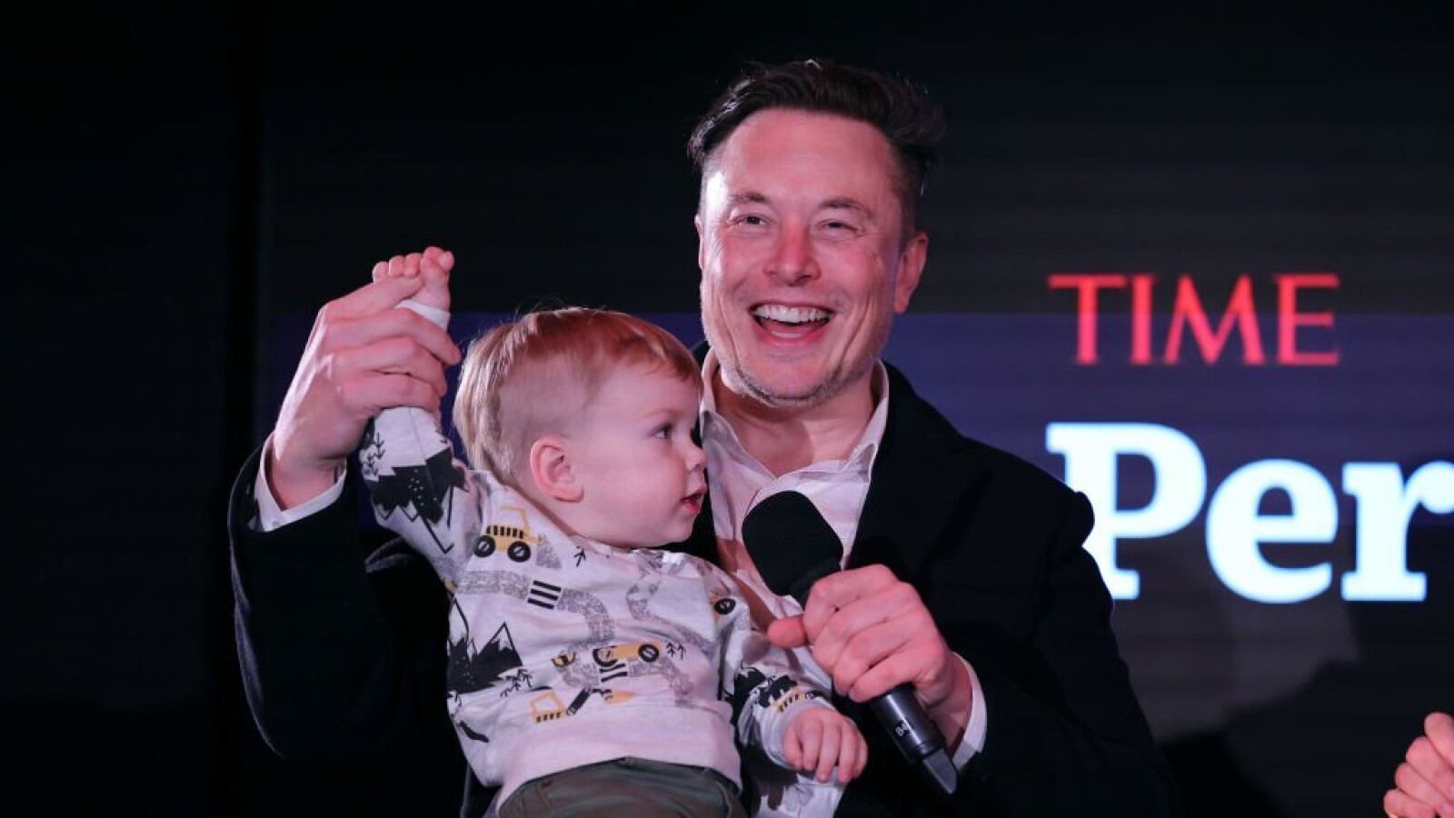 Elon Musk y su hijo X AE A-12