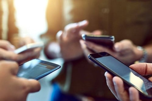 Guerra a las pantallas en el aula: Chile prohíbe celulares en el aula, excepto en estos casos