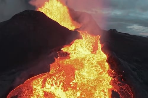 Dron se estrella contra la punta de un volcán en erupción y graba todo el estremecedor proceso