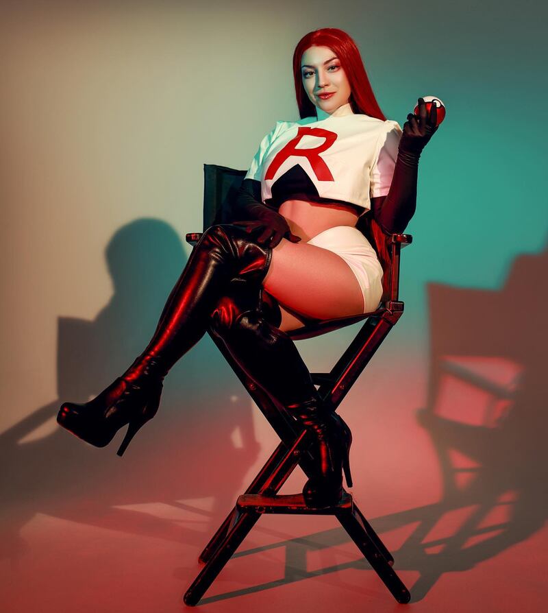 Nuestros recuerdos de infancia se ven sacudidos con un inquietante cosplay de Pokémon en honor a Jessie del Equipo Rocket.