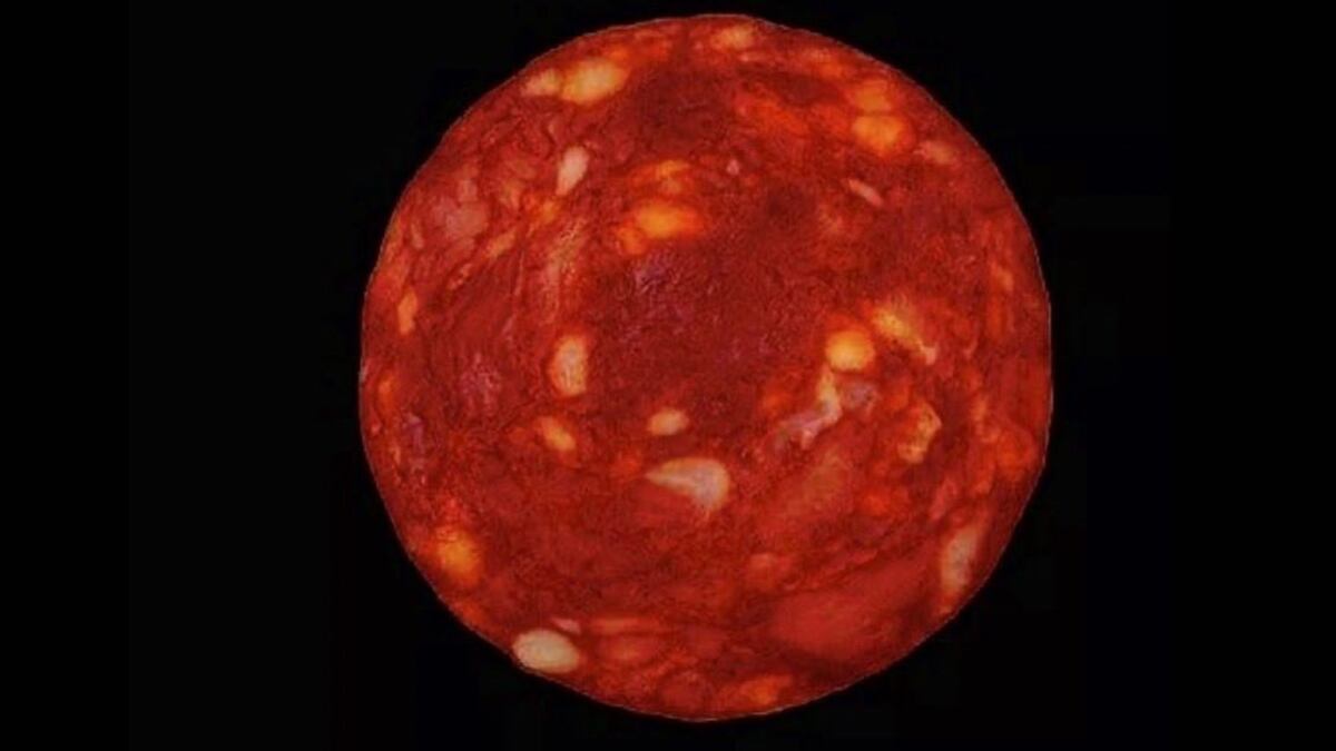 Un científico se disculpa por publicar intencionalmente la foto de un chorizo y afirmar que era un foto tomada por el James Webb Space Telescope.