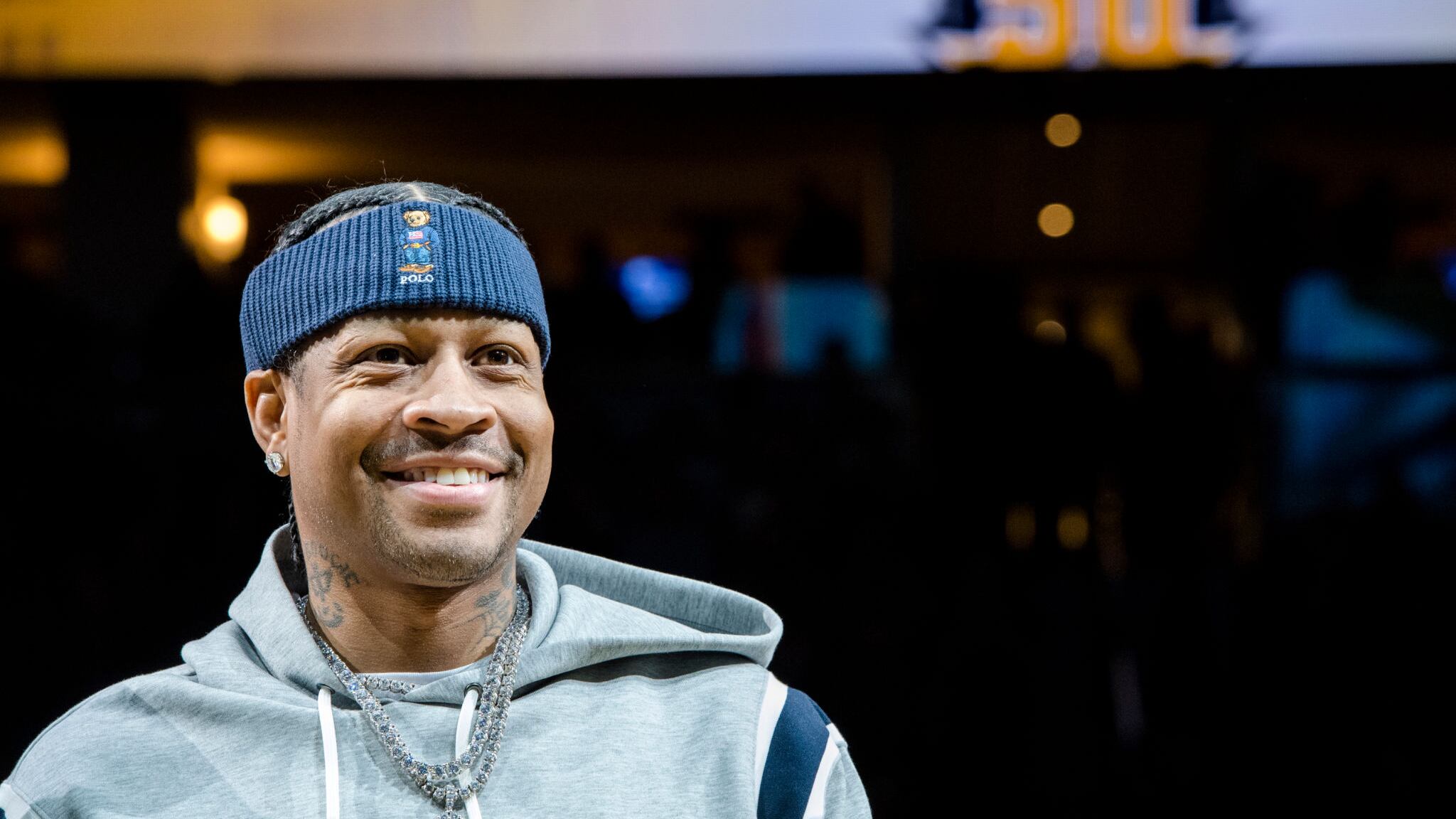 Allen Iverson, leyenda de la NBA con los Philadelphia Sixers, durante un homenaje realizado en 2018.