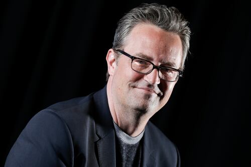 Las adicciones que hicieron de la vida de Matthew Perry, actor de ‘Friends’, un infierno