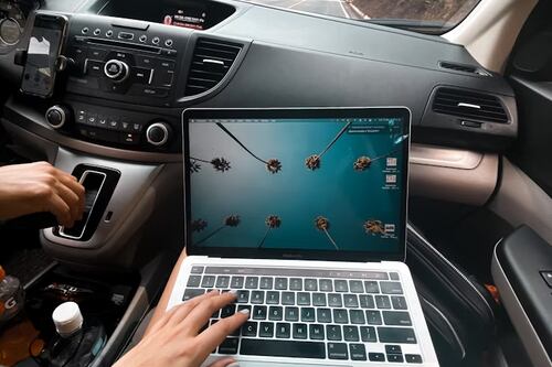 ¿Es posible cargar completamente una computadora en un automóvil? Sí, y esta es la forma