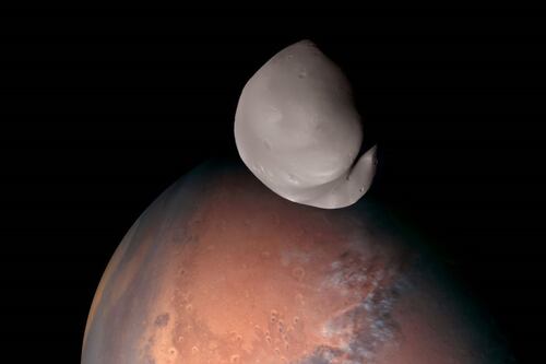 La luna marciana Deimos, captada como nunca antes: la misión espacial de Emiratos Árabes lo logró