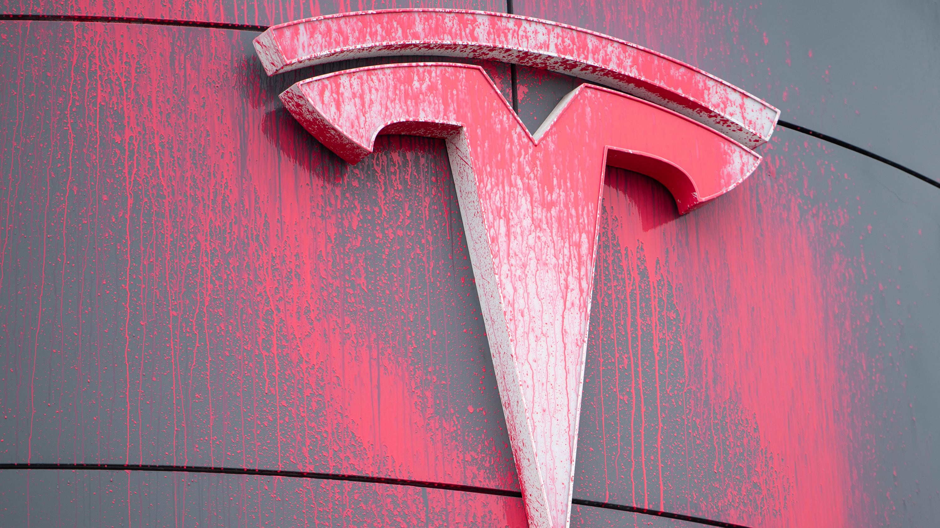 Punto de venta de Tesla vandalizado en Canadá.