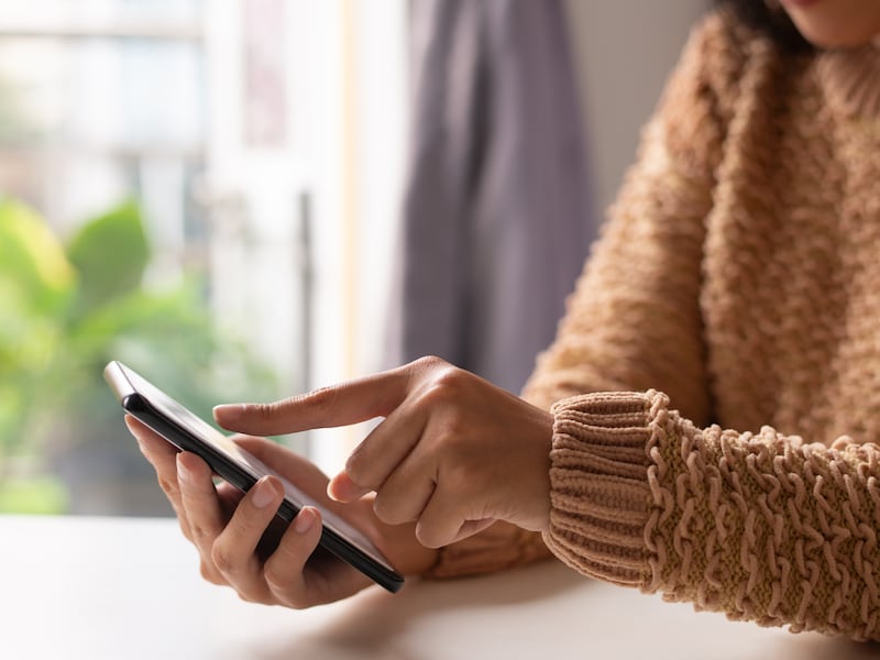 Confiar en la IA para detectar noticias falsas debilita tu propio criterio, advierte un estudio del MIT