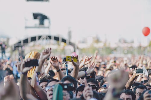 Así puedes mejorar la calidad de las fotos que tomas en los conciertos con tu smartphone