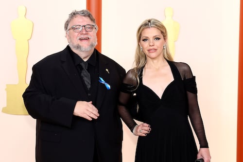 ¿Por qué Guillermo del Toro portó un moño azul en el Óscar 2023?