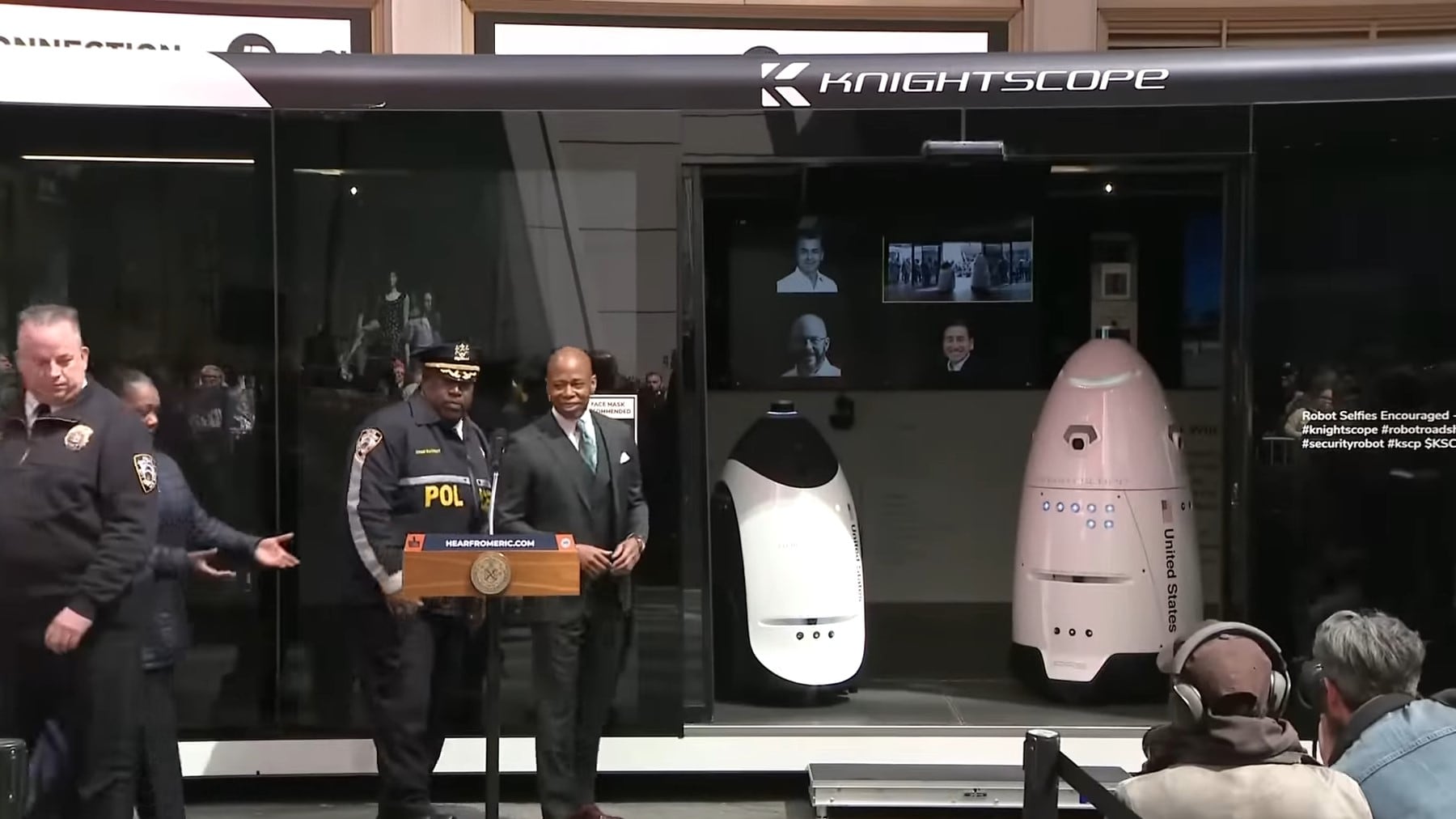 Eric Adams presenta al nuevo robot policía de Nueva York