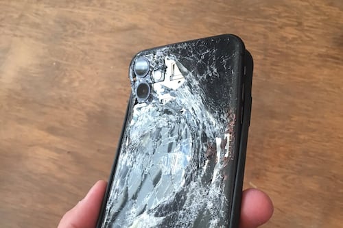 iPhone 11 salva dedo de persona al recibir impacto de una bomba lacrimógena
