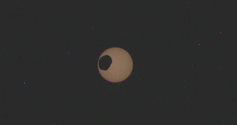 Imagen que muestra el reciente eclipse solar en Marte
