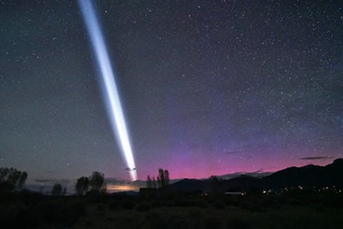 Parece un portal de una nave extraterrestre, pero esta extraña luz que cae del cielo fue generada por un cohete de China