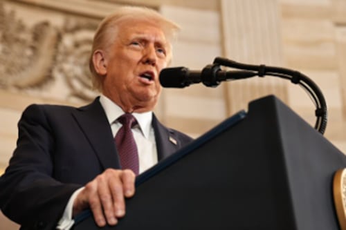 Donald Trump quiere prohibir leyes estatales sobre inteligencia artificial, pero tiene que enfrentar obstáculos políticos y legales