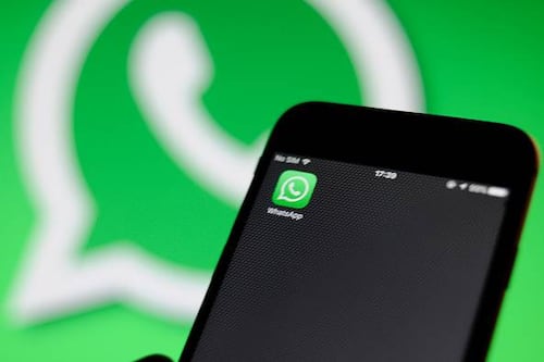 Cuelga de inmediato: La estafa del “Familiar en Apuros” con clonación de voz por IA vacía cuentas de WhatsApp
