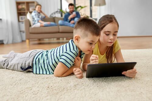Los niños salen de vacaciones: las razones de por qué no deben usar los smartphones en las salas de clases (ni tampoco en exceso en casa)
