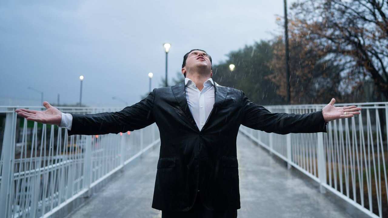 El gobernador Samuel García celebró la lluvia de forma muy peculiar.