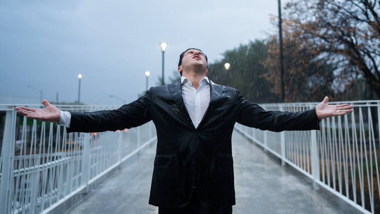El gobernador Samuel García celebró la lluvia de forma muy peculiar.