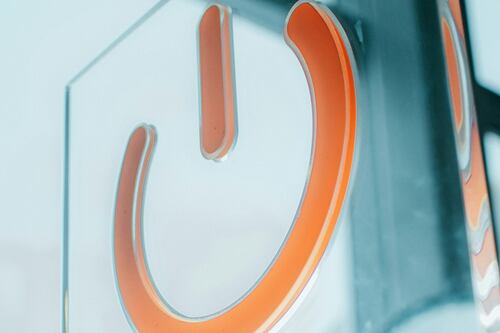 ¿De dónde salió el símbolo del botón de encendido del computador y qué significa?