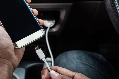 Cargar el celular en el auto está matando tu batería (y no es por el cable)