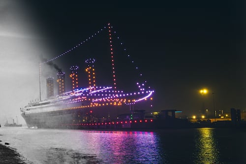 ¡Impactante! Mil drones recrean al Titanic en el cielo de Belfast con una escala real