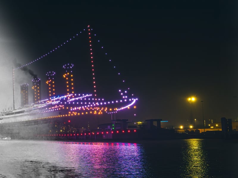 ¡Impactante! Mil drones recrean al Titanic en el cielo de Belfast con una escala real