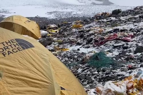 Video viral muestra la gran cantidad de basura que hay en el Monte Everest
