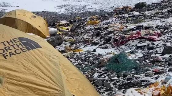 Un video viral muestra la basura en el Everest