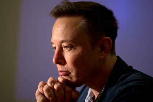 Las acciones de Tesla siguen cayendo y Panasonic tiene mucho qué ver: más problemas para Elon Musk