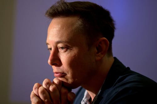 Las acciones de Tesla siguen cayendo y Panasonic tiene mucho qué ver: más problemas para Elon Musk