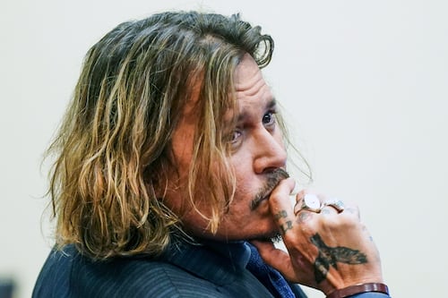Johnny Depp declara en juicio: “Mi madre me lanzaba ceniceros y zapatos de tacón”