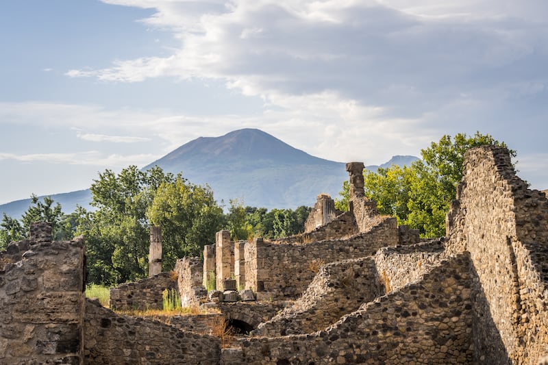 Vista al norte de las casa de Pompeya con el Vesubio al fondo. Los habitantes de la antigua Pompeya (sur de Italia) utilizaban resinas exóticas procedentes de África y Asia en sus rituales domésticos, según reveló este lunes una investigación biomolecular liderada por arqueólogos europeos. EFE/Parque Arqueológico de Pompeya/ Johannes Eber.